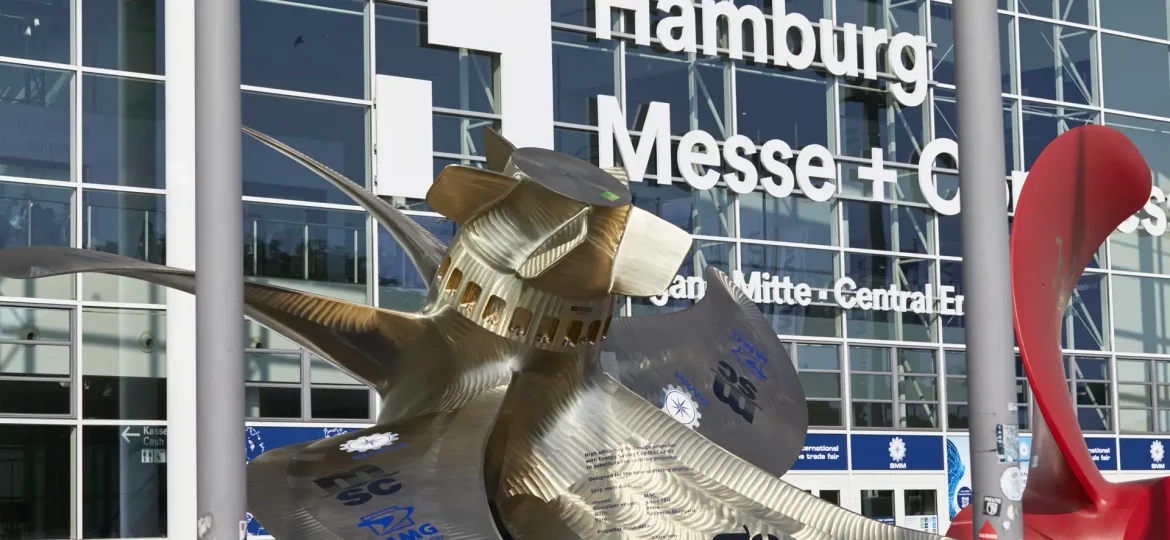 Hamburg SMM 2026 – zu sehen ist eine große Schiffsschraube vor den Eingangshallen der Hamburg Messe + Congress