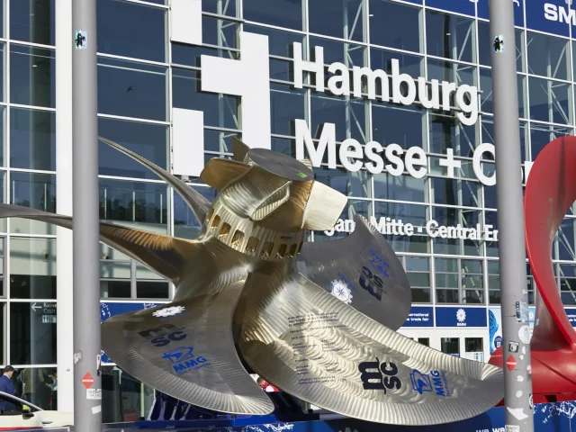 Hamburg SMM 2026 – zu sehen ist eine große Schiffsschraube vor den Eingangshallen der Hamburg Messe + Congress