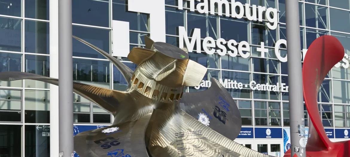 Hamburg SMM 2026 – zu sehen ist eine große Schiffsschraube vor den Eingangshallen der Hamburg Messe + Congress