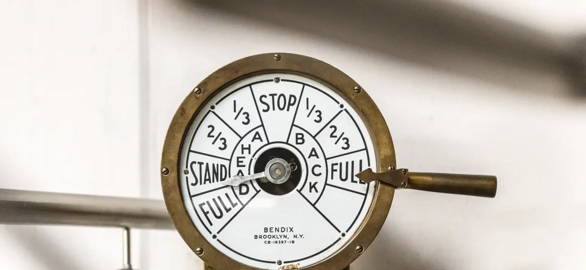 Historischer Maschinentelegraf auf einem Schiff, runde Messinganzeige mit Skala ‚Stop/Stand/Full‘ (Ahead/Back); Hebel steht auf ‚Full‘.